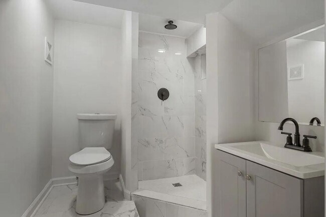 Building Photo - 5 Bedroom and 3 Bathroom home available to...