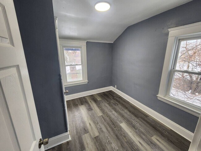 Building Photo - Charming 3-Bedroom Property in Prime Location