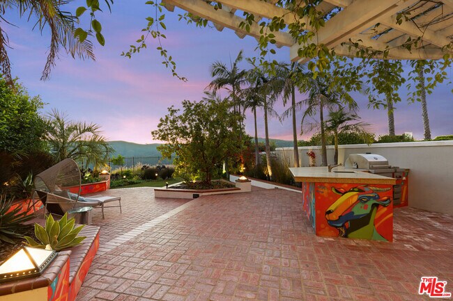 Building Photo - 2305 Canyonback Rd