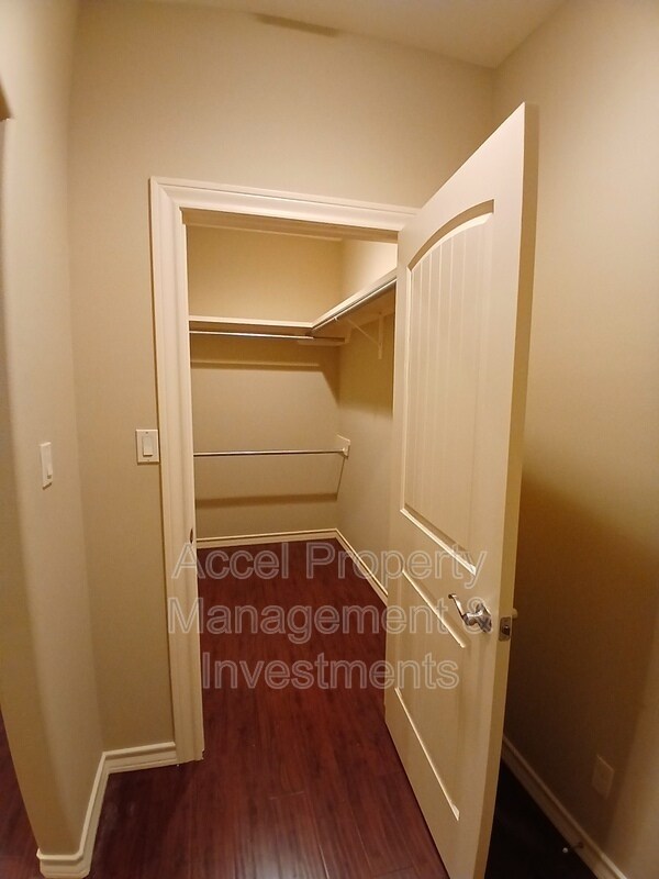 Building Photo - 2423 W Hampton Ave