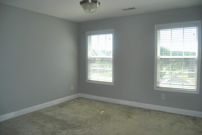 Building Photo - 5797 Highland Grove Dr