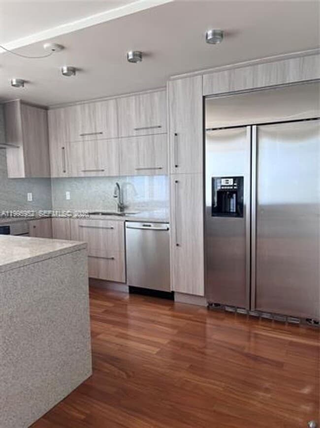 Building Photo - 881 Ocean Dr