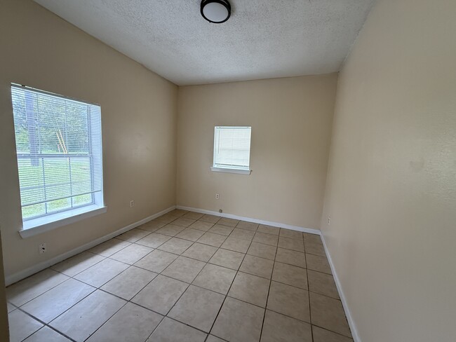 Building Photo - 604 US-221