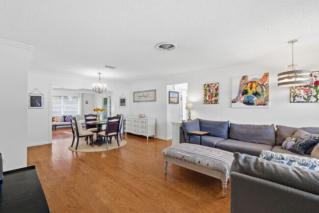 Building Photo - 2039 Pine Ridge Dr