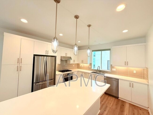 Building Photo - 4334 N Jimson Rd