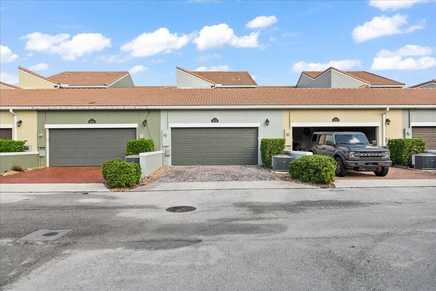Building Photo - 4938 Sprint Cir