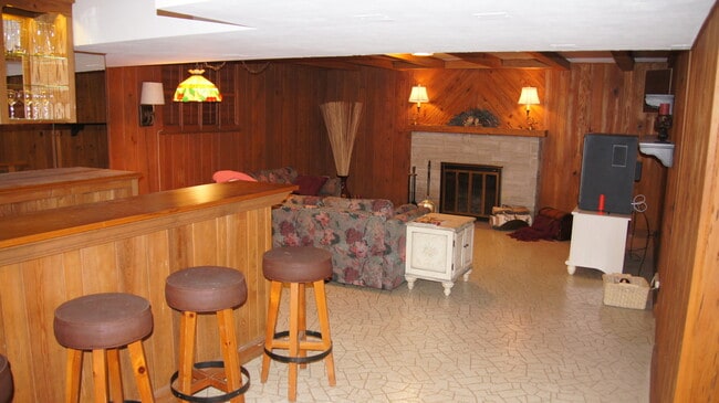Building Photo - 460 Highcrest Dr