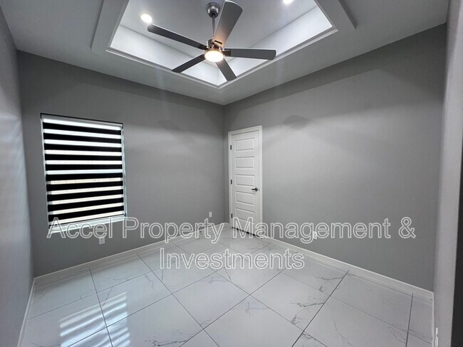 Building Photo - 1122 Country Club Dr