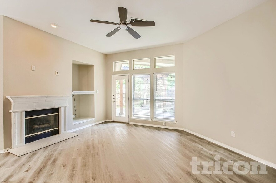 Building Photo - 2075 Crestlake Dr