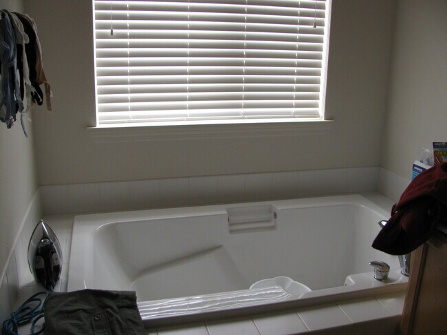 Building Photo - 1652 NW Shadow Hills Lane ~ Excellent Beth...