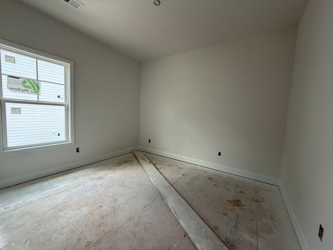 Building Photo - Modern New Build Minutes from Downtown Cha...