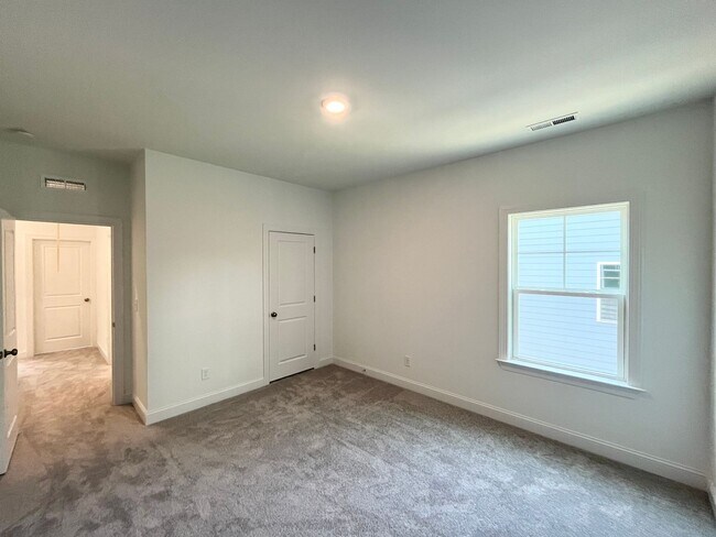 Building Photo - Spacious 5BD, 3BA Knightdale Home with Mod...