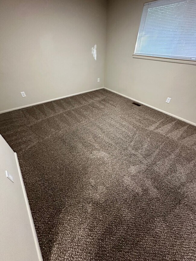 Building Photo - Bench Location Just Minutes to Downtown and BSU!