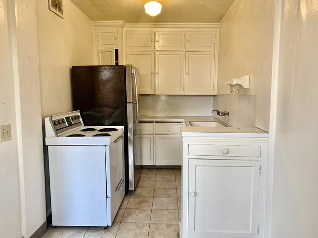 Kitchen - 2541 15th Ave S