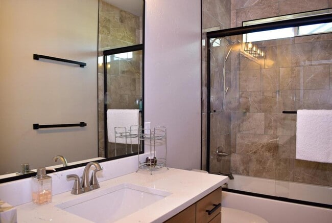 Building Photo - 214 Oak Crest Way