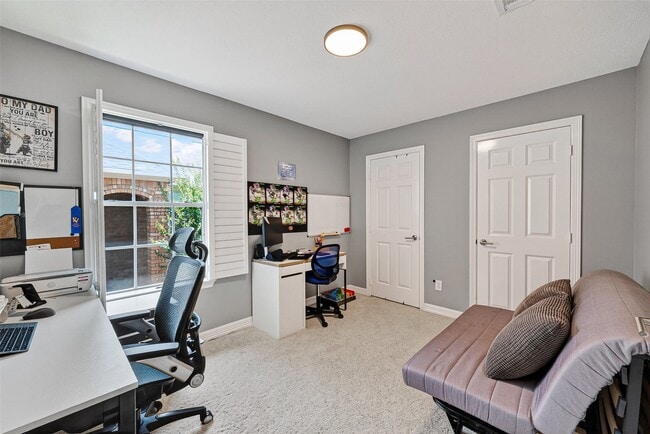 Building Photo - 1015 Enclave Square S