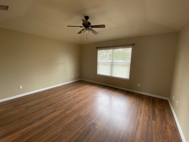 Building Photo - Spacious & Conveniently Located Home in Ca...