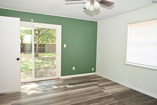 Building Photo - 1110 Rosemary Dr