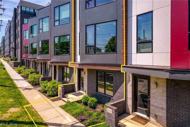 Building Photo - 1240 W 70th St