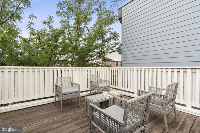 Building Photo - 858 S Front St