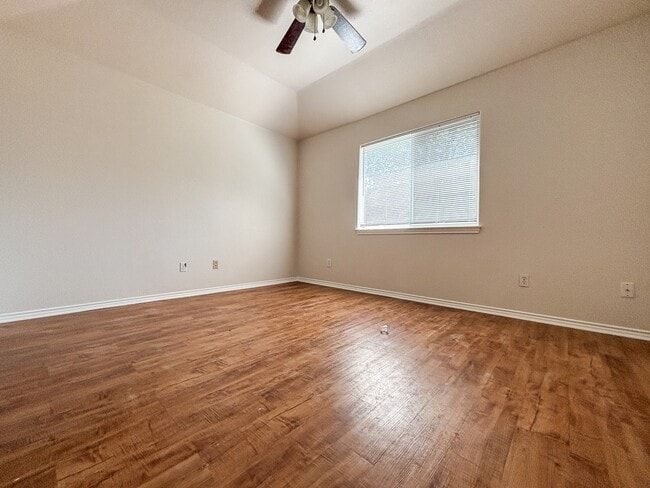 Building Photo - 105 Long Ln