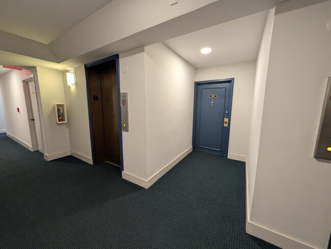 Building Photo - 2715 Tigertail Ave