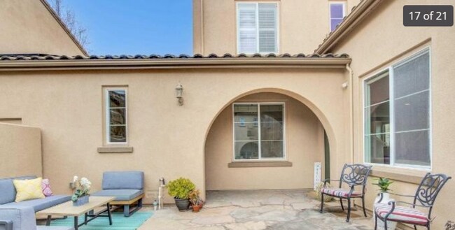 Building Photo - End Unit Townhome with Privacy and Lots of...