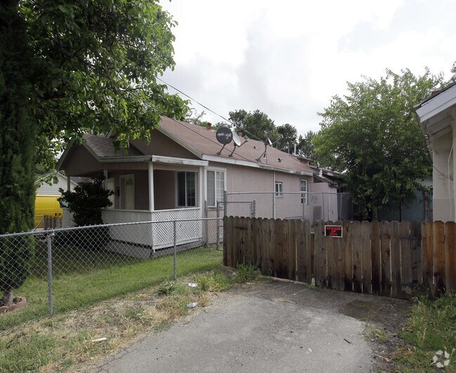Building Photo - 731 Maple St