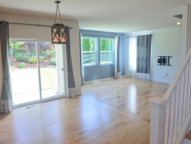Building Photo - Gorgeous 4 Bedroom Lake Stevens Home in Cr...