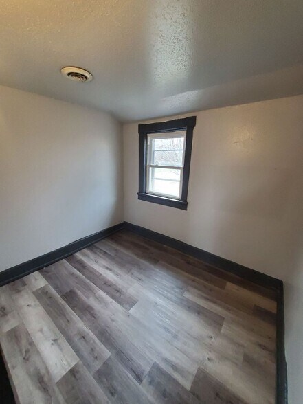 Building Photo - 330 W Concordia Ave