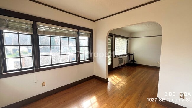 Building Photo - Light-Filled 3 BD | 2 BA Home in the Heart of Sellwood!