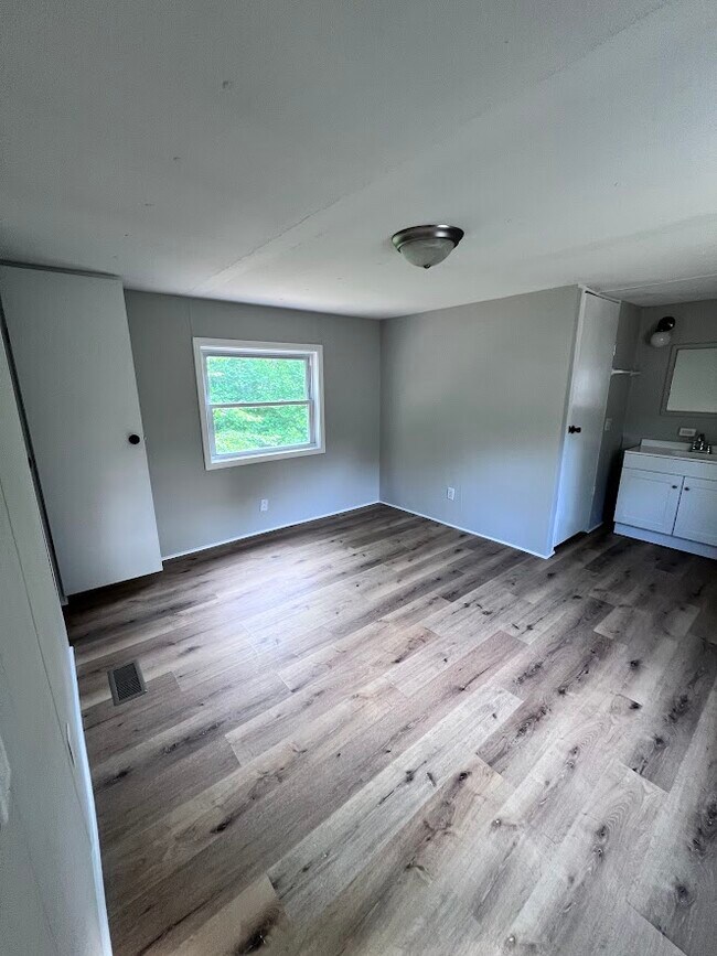 Building Photo - 220 Lakeshore Dr