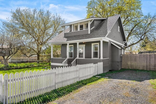 Building Photo - Great Location! Northtown Charmer!