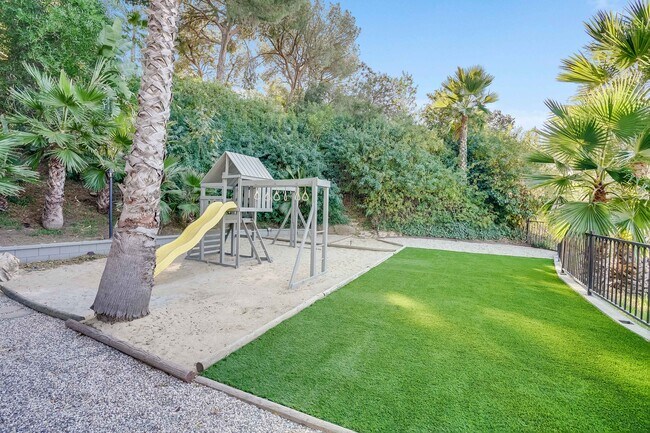 Building Photo - 15851 Mulholland Pl