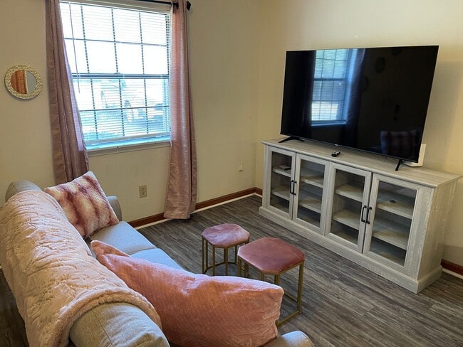 Building Photo - Cozy 1 bedroom townhome