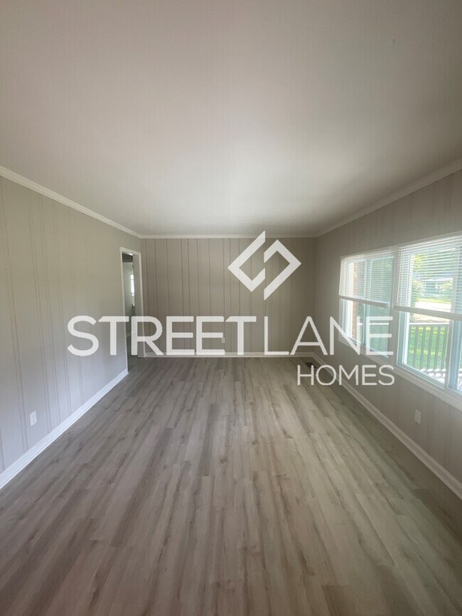 Building Photo - 1/2 MONTHS RENT FREE WITH A SIGNED LEASE B...