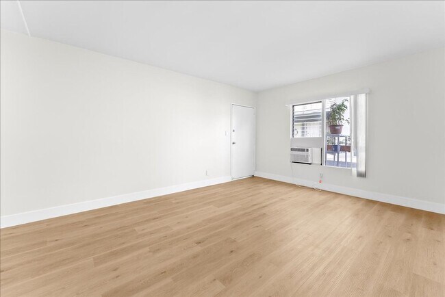 Building Photo - 6110 Cahuenga Blvd