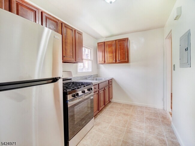 Building Photo - 138 Lincoln St