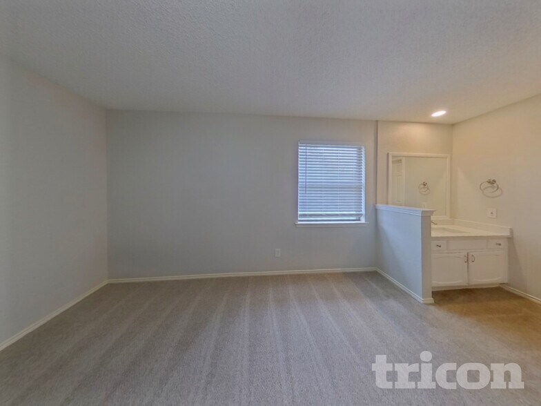 Building Photo - 537 Greenway Dr