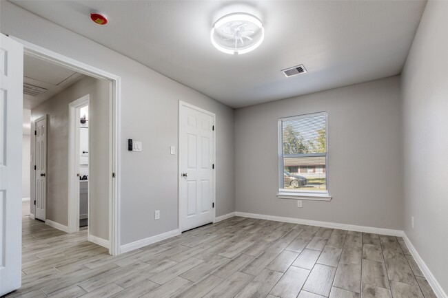 Building Photo - 6038 Glenhurst Dr