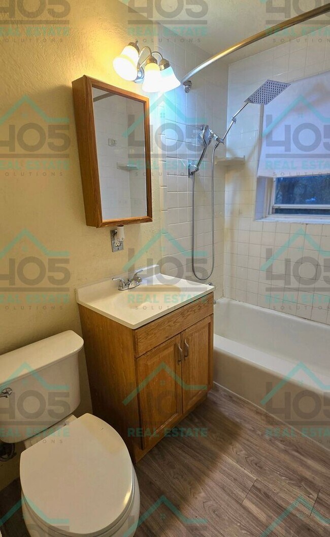 Building Photo - 2 Bedroom Home