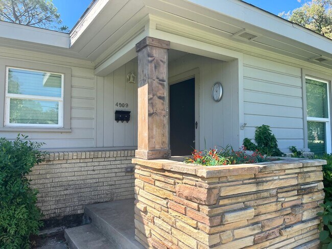 Building Photo - 4909 Hope St