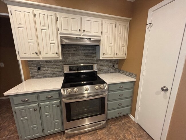 Building Photo - 3300 Wells Dr