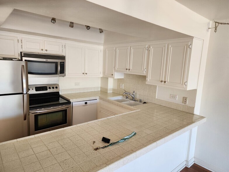 Kitchen - 4944 Cass St
