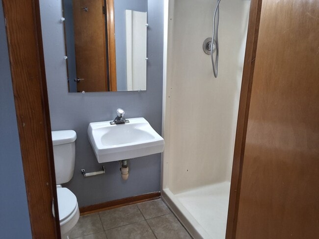 Building Photo - Comfy 2 Bedroom, 2 Bath Duplex located in ...