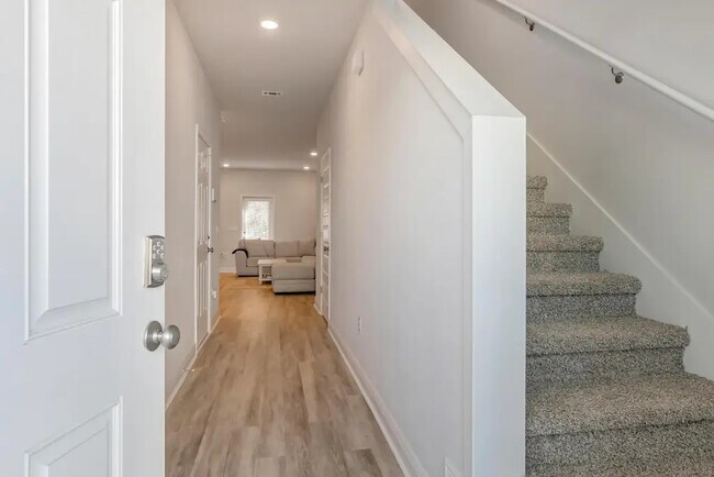 Building Photo - 1020 McLaren Cir