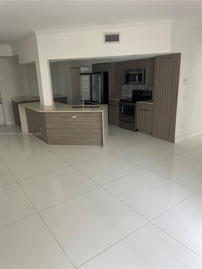 Building Photo - 3155 NE 184th St