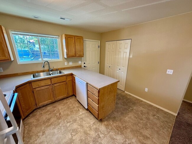 Building Photo - 1308 Burrell Ave