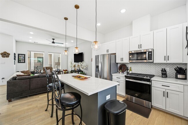 Building Photo - 2502 Tuam St