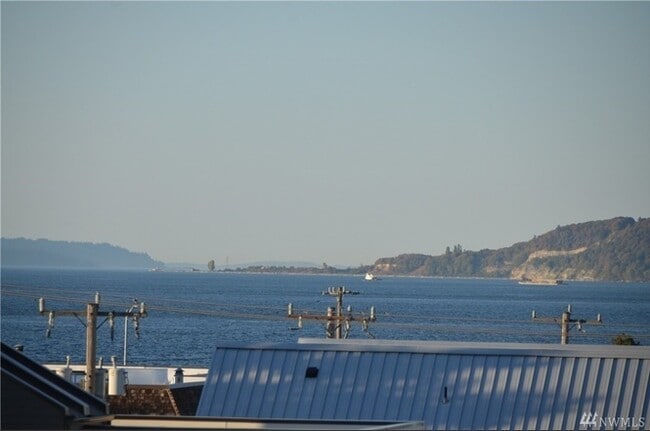 Building Photo - Modern and Stylish Home in Alki Beach Neig...